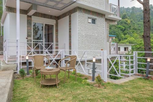 Cottage On The Lake by VEO Part of StayVista — 5-Star Luxury Hotel in Bhim Tal, India