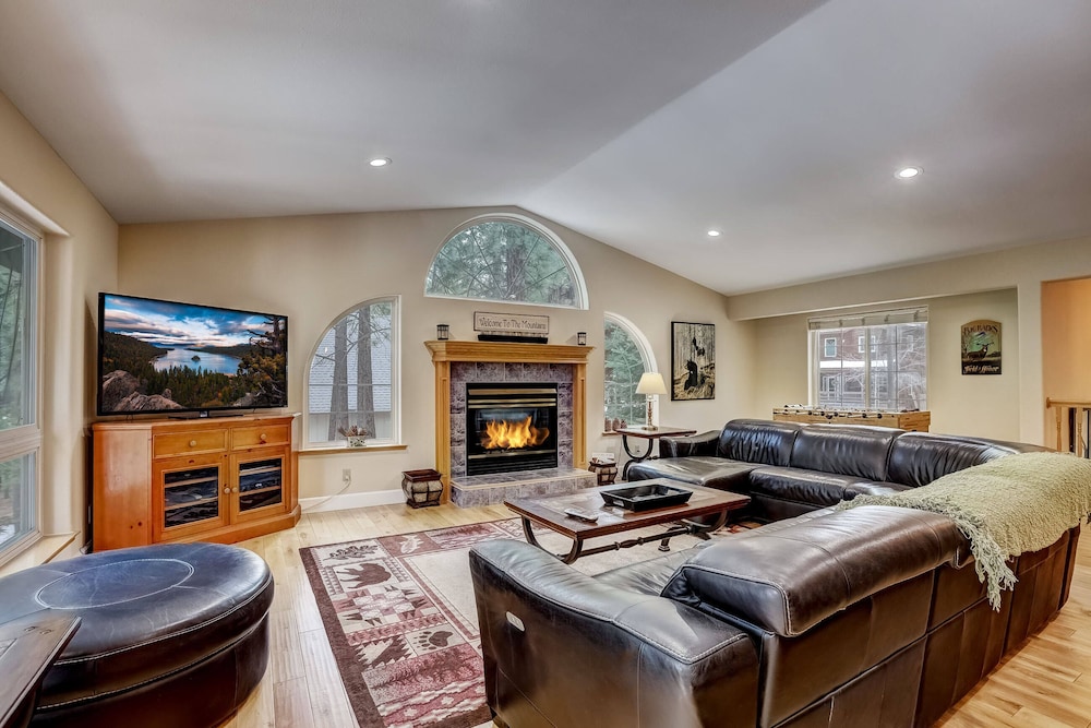 Nestled Pines Retreat Hot Tub Pool Tahoe Foosball more — 4-Star Luxury Hotel in South Lake Tahoe, United States