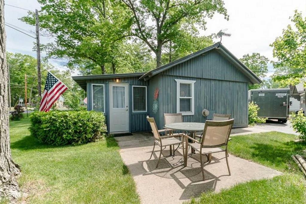 Cozy pet friendly cabin with dock firepit bikes BBQ — 4-Star Luxury Hotel in Newaygo, United States