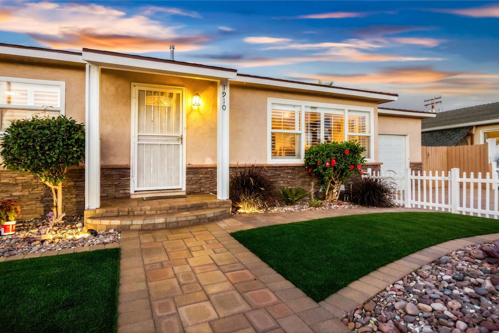 Coastal Cottage Haven — 4-Star Luxury Hotel in Oceanside, United States