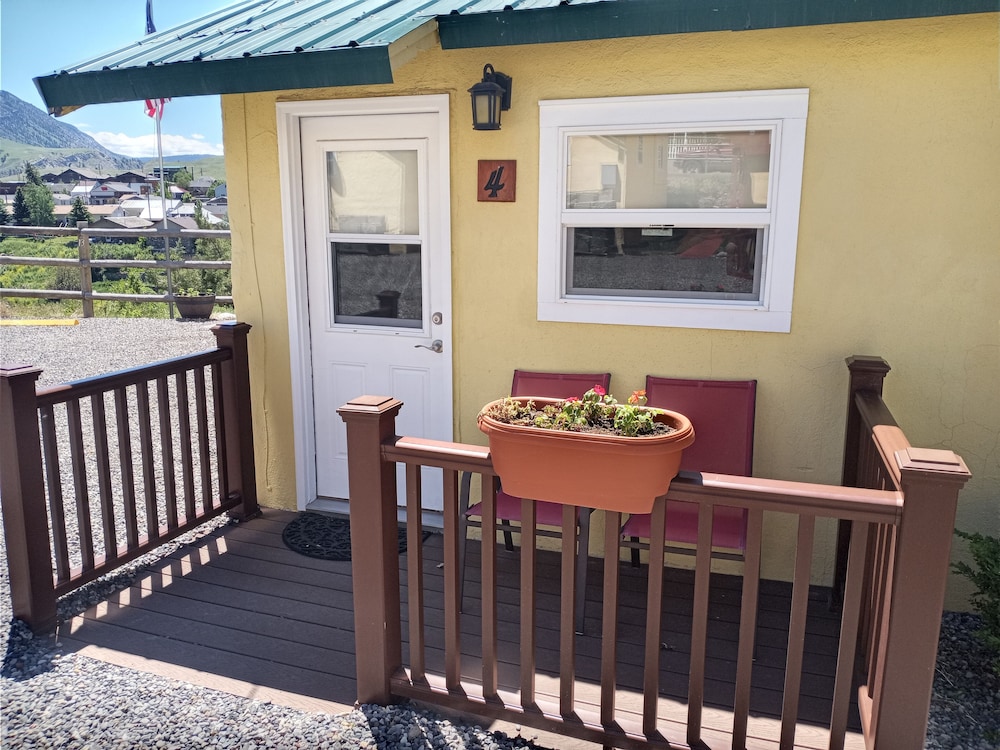 Yellowstone Riverside Cottages - photo 17