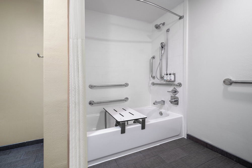 Garner Hotel Clarksville Northeast by IHG - photo 23