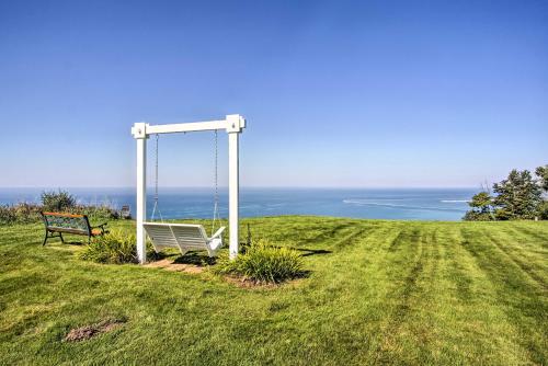 Hot Tub and Sauna 7 Acre Coastal Michigan Home — 4-Star Luxury Hotel in Ludington, United States