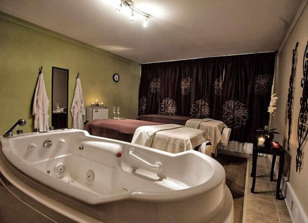 Nichols Village Hotel - photo 11