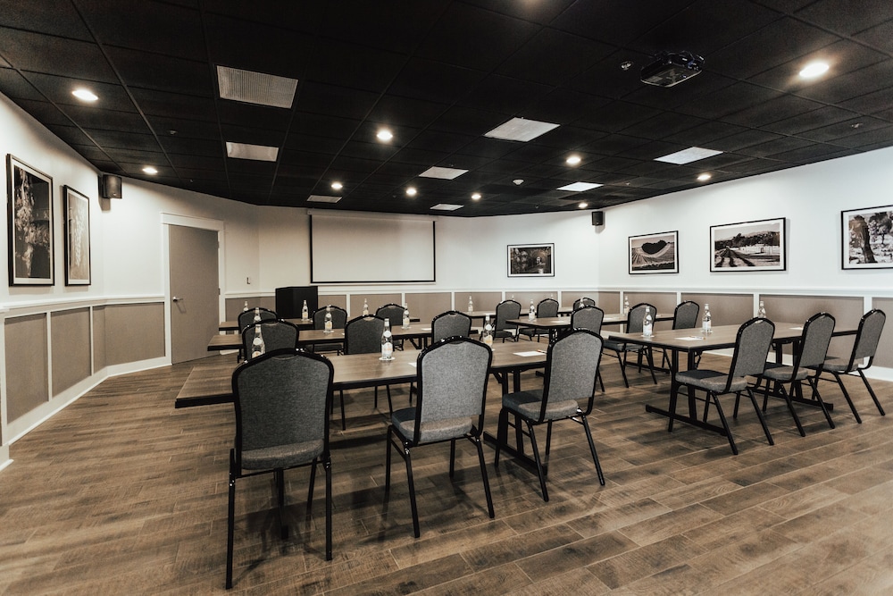 Vinland Hotel and Lounge - photo 58