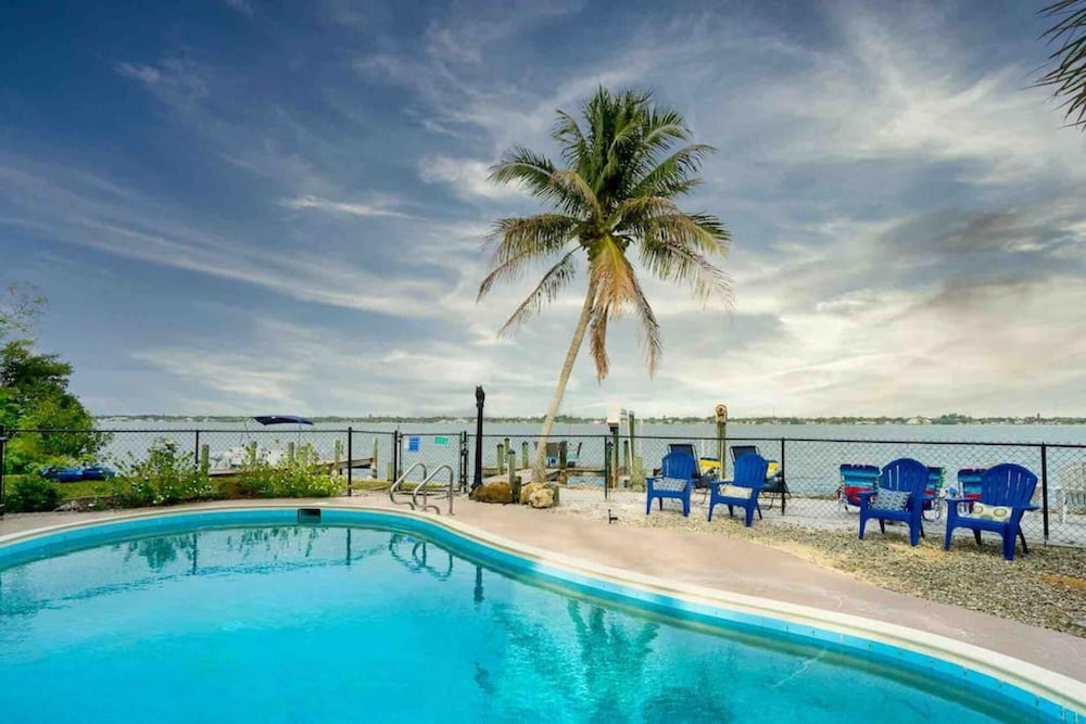 Gorgeous Waterfront Mermaid's Retreat Wows - photo 3