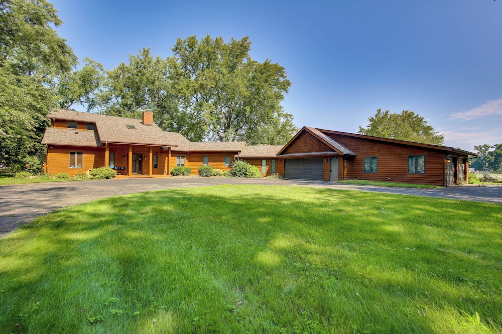 Lake Winnebago Family Retreat: Dock & Deck — hotel near Appleton International Airport
