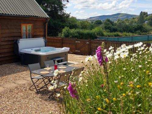 Seven Stars hot tub & garden with fabulous views. in Llandrindod Wells, United Kingdom
