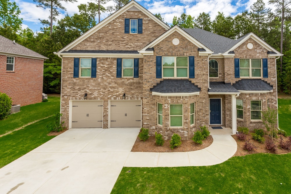 Large Luxury Getaway For Families Children — hotel in Fairburn