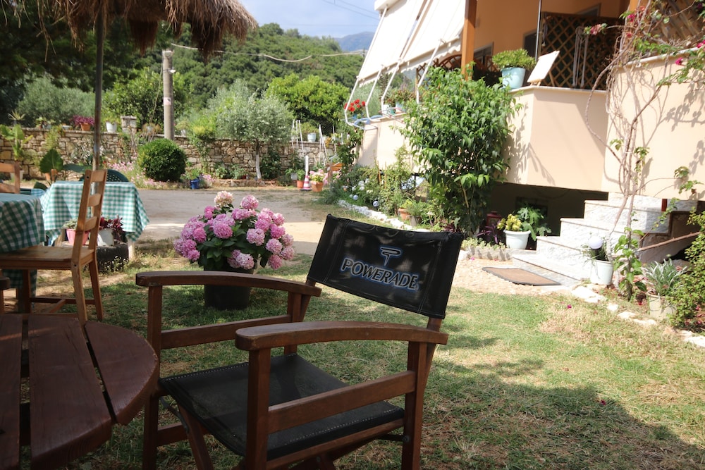 Stef & Stam in Himare, Albania