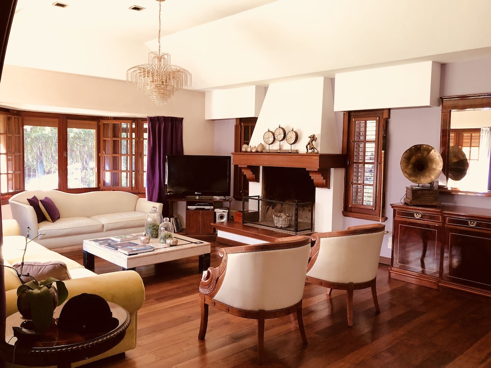 Hotel Aeropuerto Ezeiza Casa de MR in Jose Maria Ezeiza, Argentina