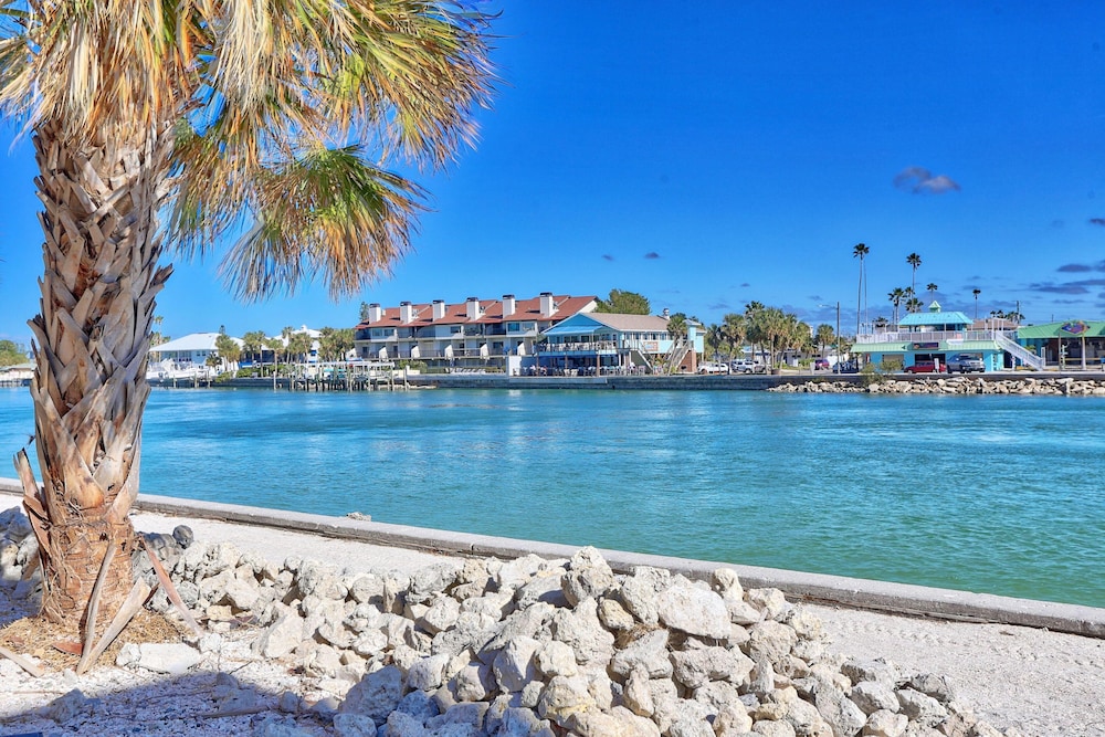 Land's End 3 305 Bay Front Premier — 4-Star Luxury Hotel in Saint Pete Beach, United States