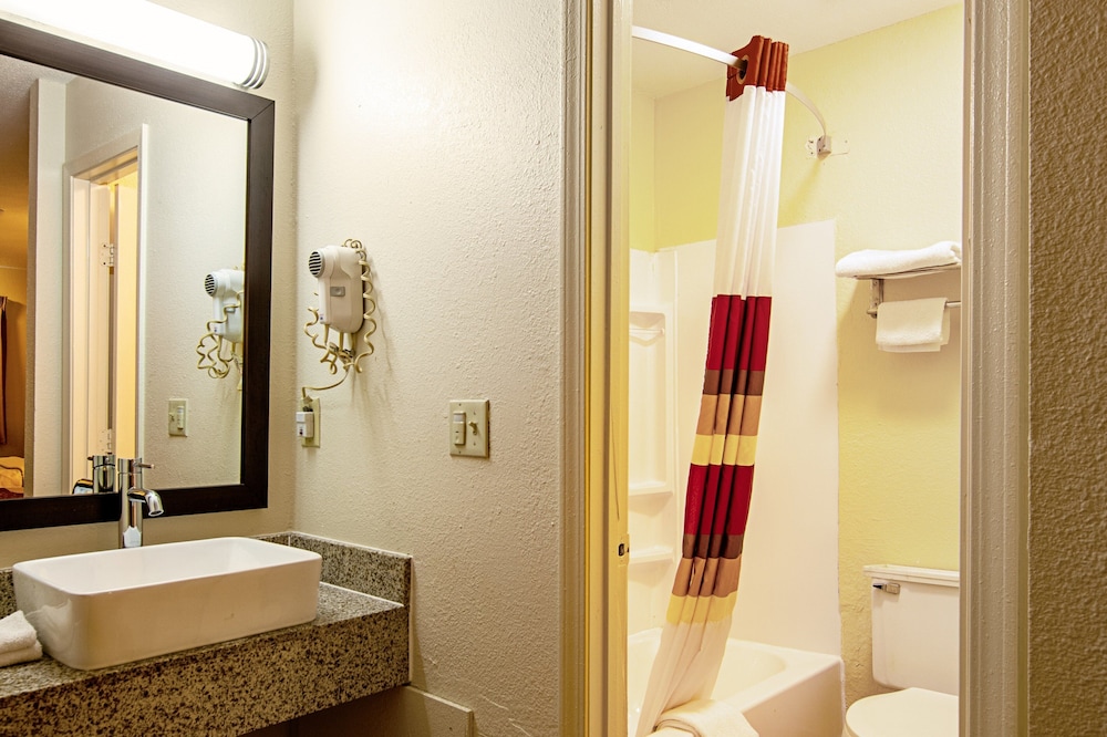 Red Roof Inn Scottsburg - photo 16