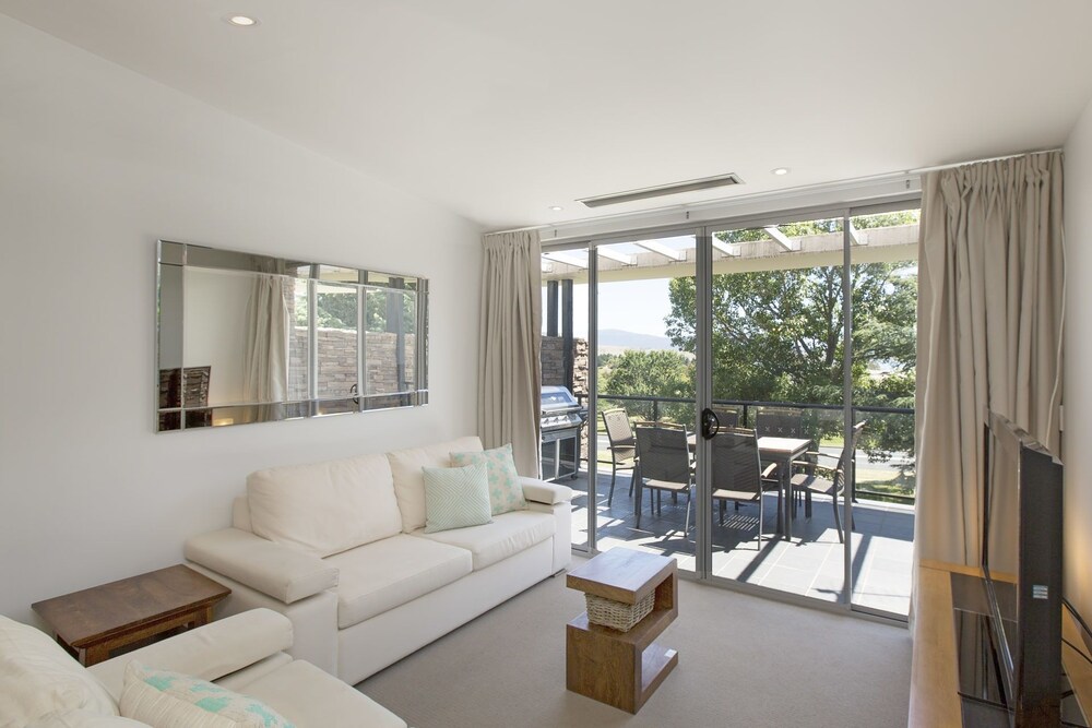 The Edge 5 Modern 2BR Apartment l WiFi l Lrg Balcony — 4-Star Luxury Hotel in Jindabyne, Australia