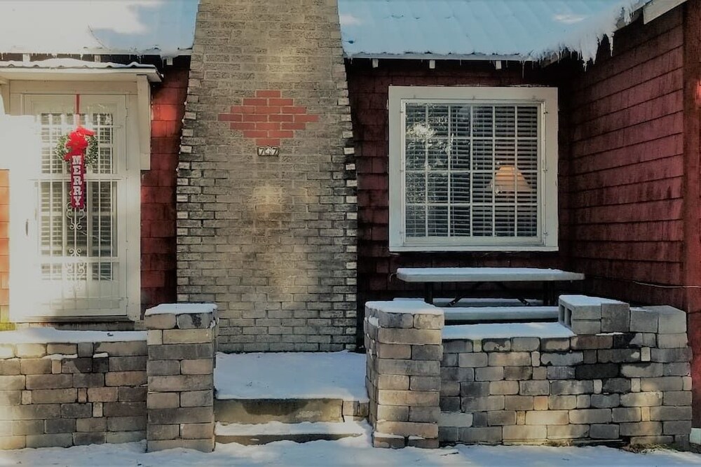 Historic Red Smarthouse King Walk Dwtn - photo 16