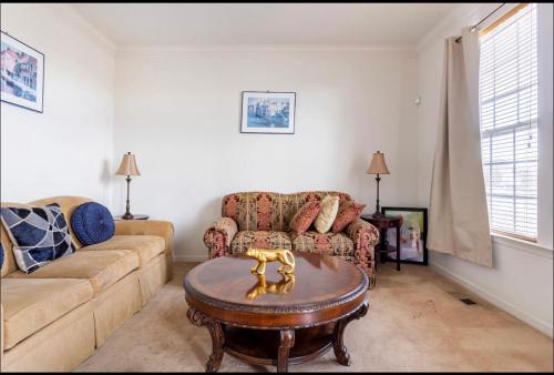 Van Gogh Guest Rm 1 Van Gogh 1 Executive Room In A Single Family Home 18274425 — Rosedale