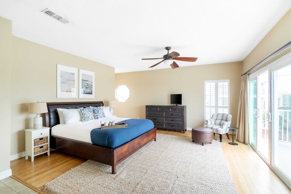 Hourglass by Avantstay Chic Beach Getaway w Pool & Two Large Balconies - photo 36
