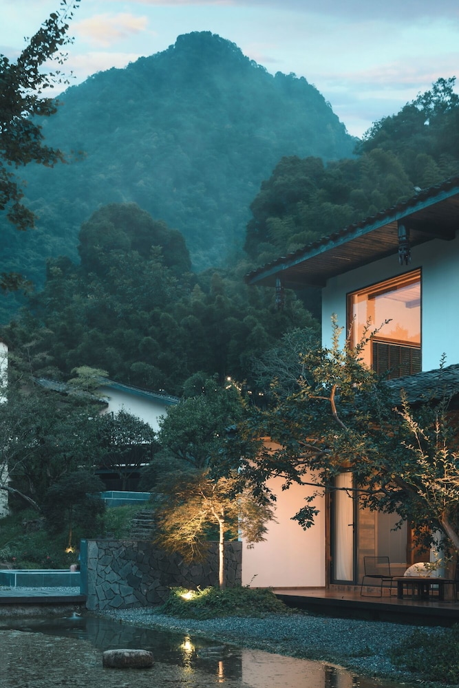 Emeishan Hetang Yunqi Tangquan Homestay — 4-Star Luxury Hotel in Leshan, People's Republic of China