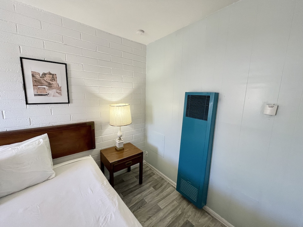 The Postcard Motel - photo 16