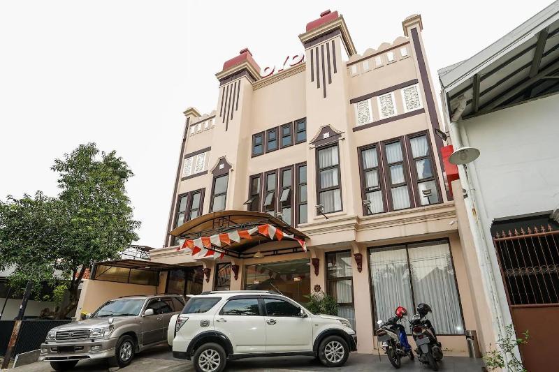 Oyo 240 Audah Sevana Syariah Hotel — Surabaya