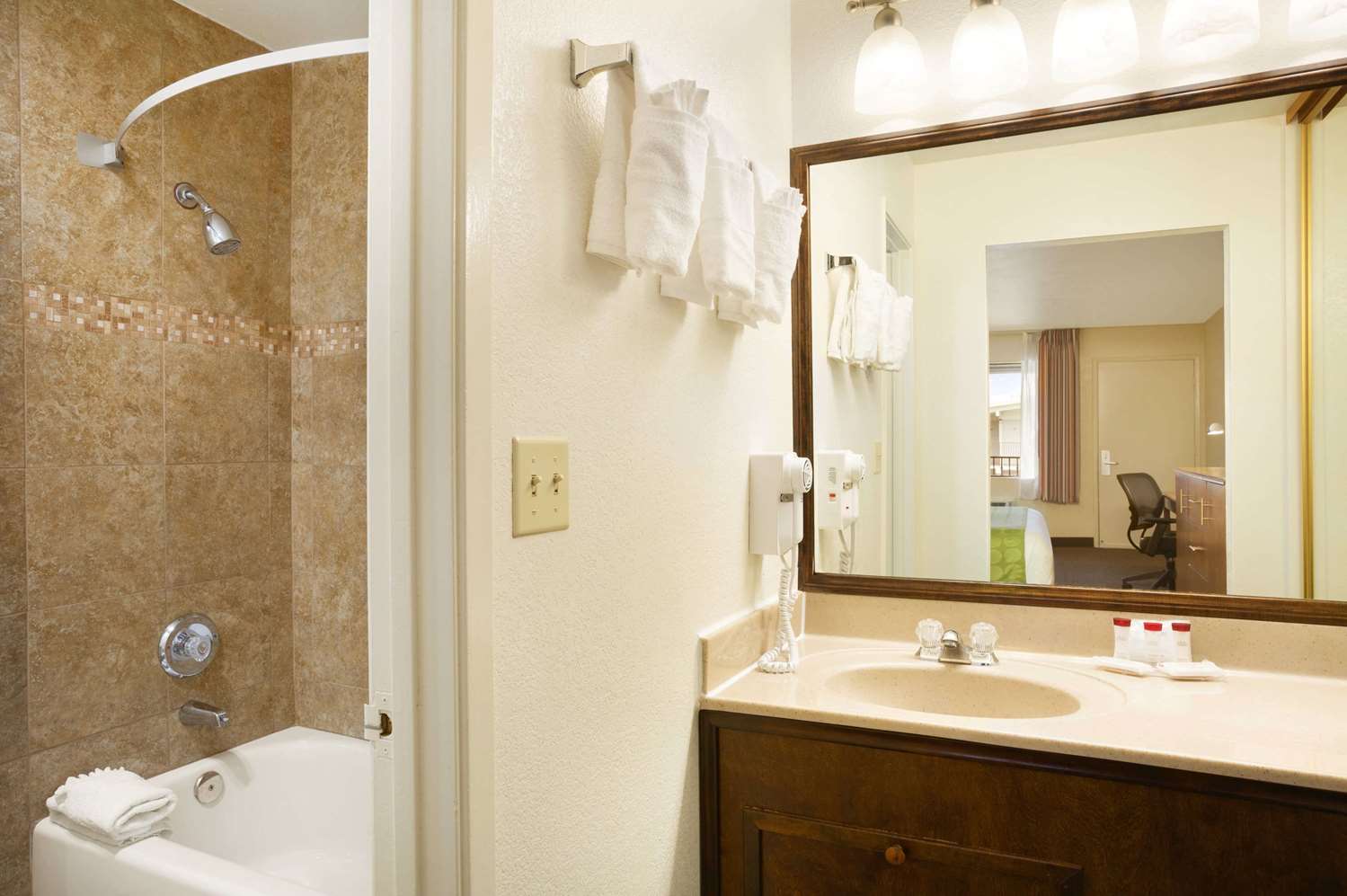 Ramada Hotel and Conference Center by Wyndham San Diego North - photo 19