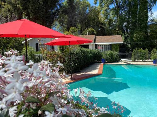 Guest house with private entry and large pool — 4-Star Luxury Hotel in Los Angeles, United States