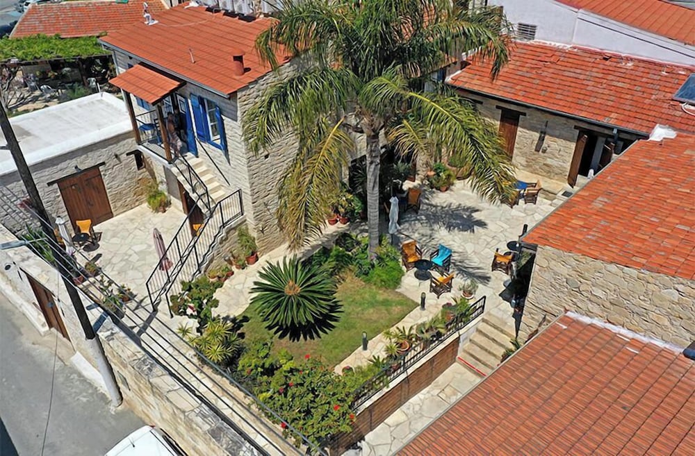 Nikis House