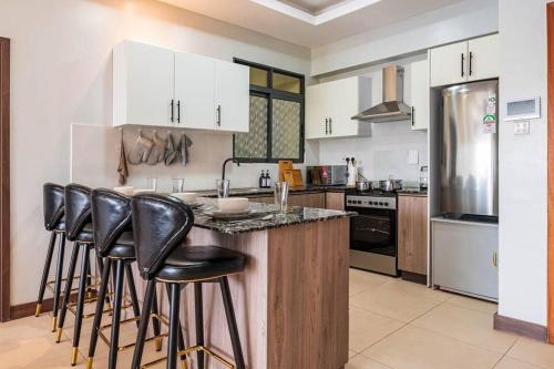 Modern Living 2 Br Near Yaya Gym & Pool