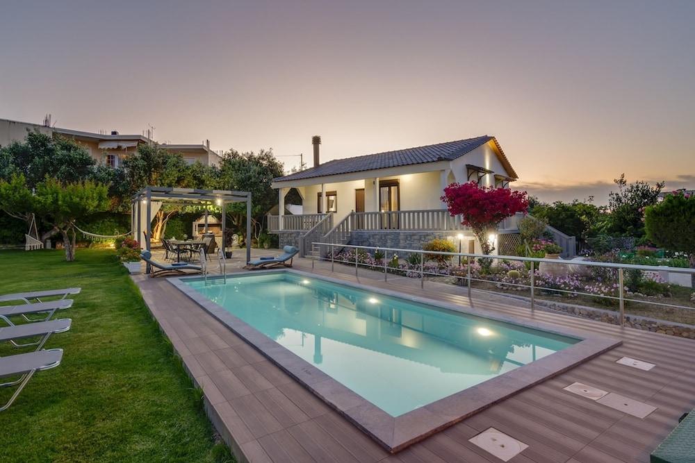 Santy Villa — 4-Star Luxury Hotel in Gerani, Greece