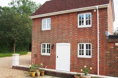 Stablehurst Cottage — East Grinstead — photo 2