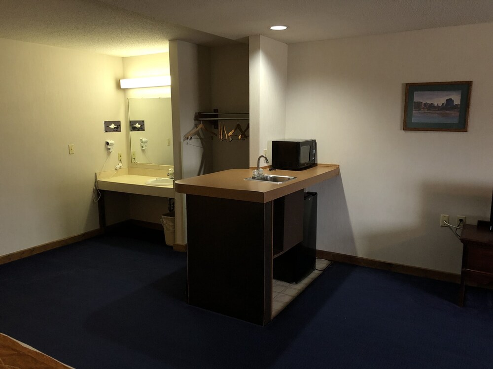 Denison Inn & Suites - photo 23