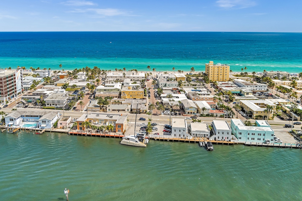 Hollywood Beach Swan - photo 20