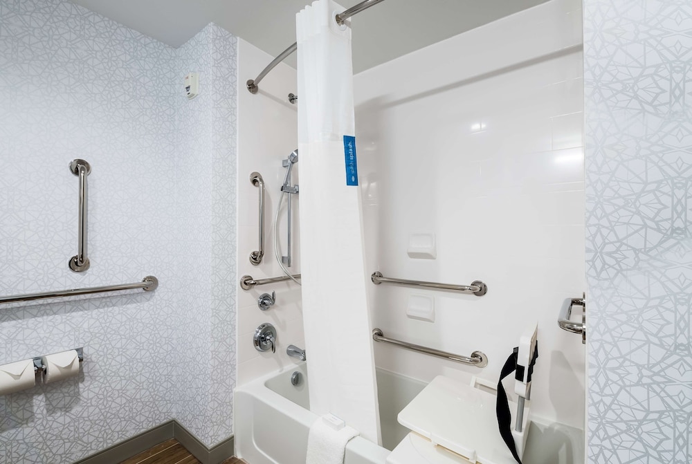 Hampton Inn Batesville - photo 16