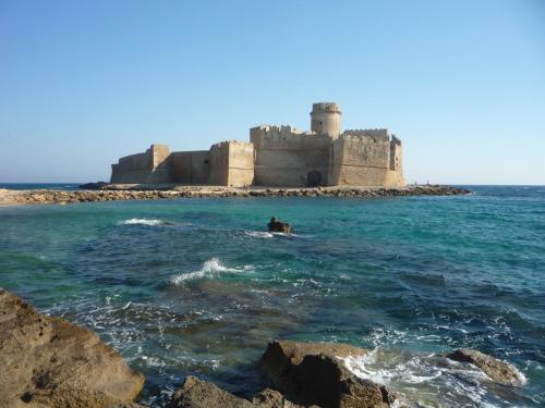 Graziosa Casa A 2 passi dalla Spiaggia e dal Castello — 4-Star Luxury Hotel in Le Castella, Italy