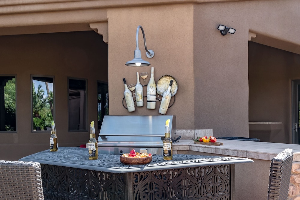 Preston by Avantstay 6BR Desert Oasis w Basketball Court Pool & Hot Tub - photo 27
