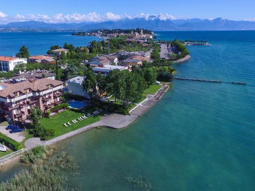 Smeraldo apartments — 4-Star Luxury Hotel in Sirmione, Italy