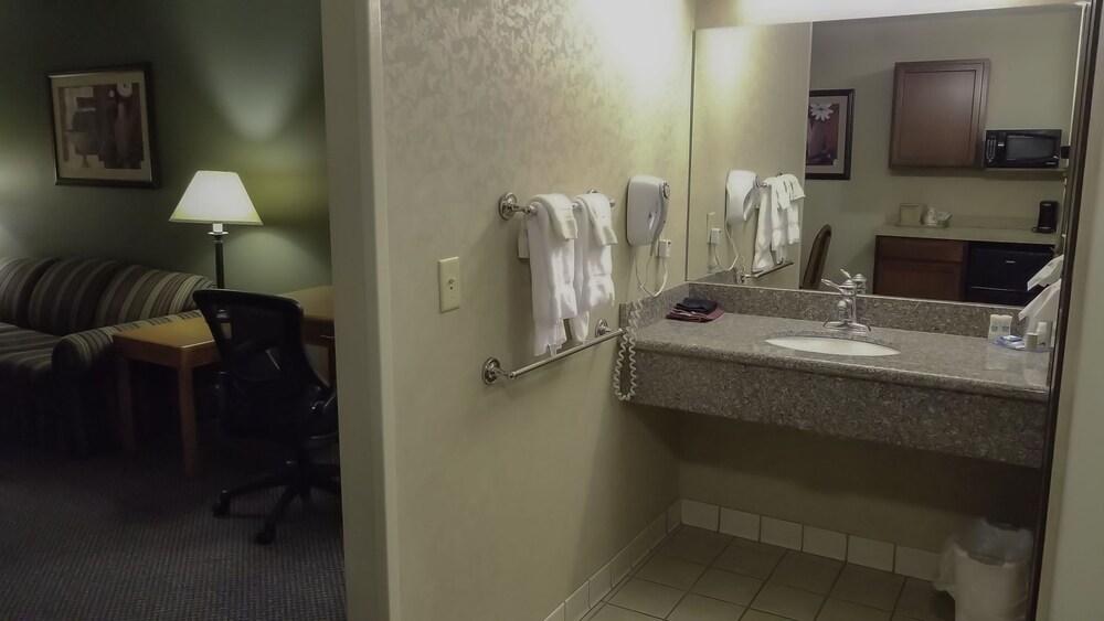 Paola Inn And Suites - photo 36