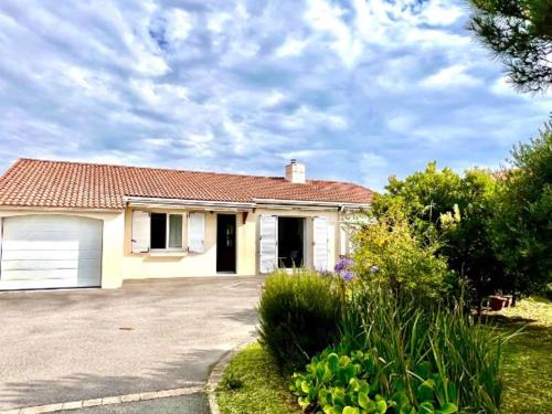 Location Saisonniere Plain Pied 4 a 6 Pers Prefailles 100m de la Plage in Prefailles, France