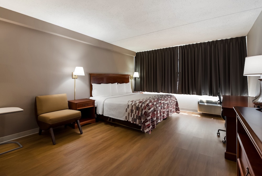Red Roof Inn & Suites Newark University - photo 15