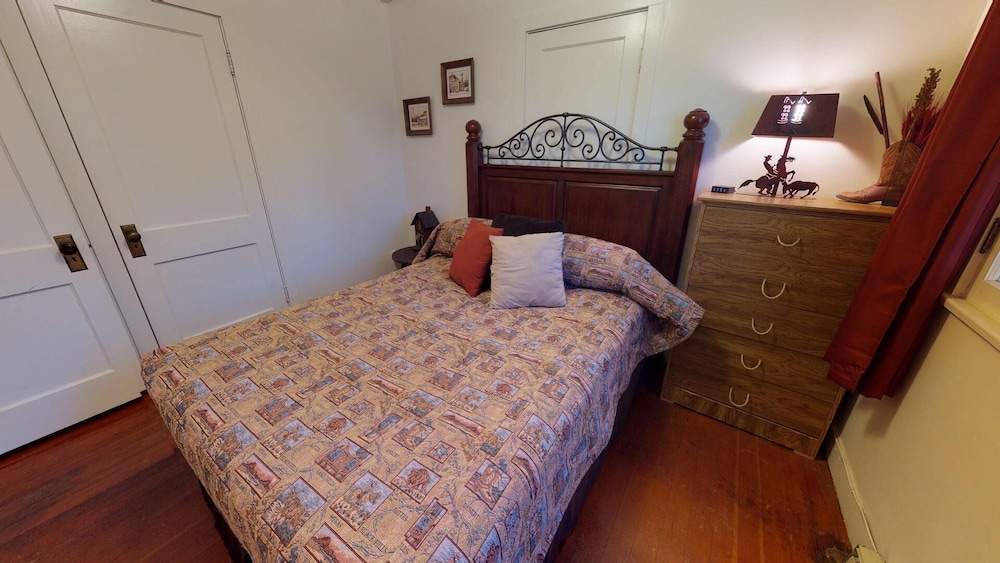 Rustic Cowboy Cabin — Blanding — photo 3
