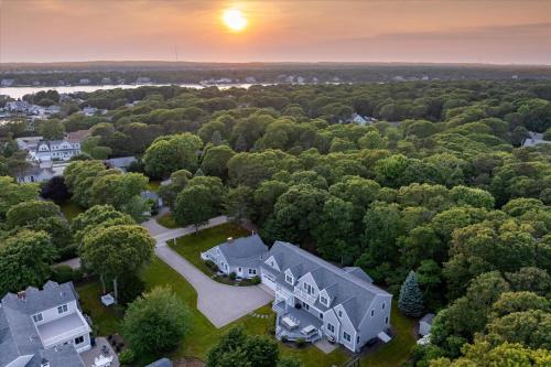 Stay 1 Block from Ocean at 7 Bed Retreat with Yard Deck and Game Room Host Up to 22 Across 16 Beds Gas Fireplace Gas Grill Ample Parking Walk to Menauhant Beach Perfect for Family Getaway 24 Hr Hospitality — 4-Star Luxury Hotel in Falmouth, United States