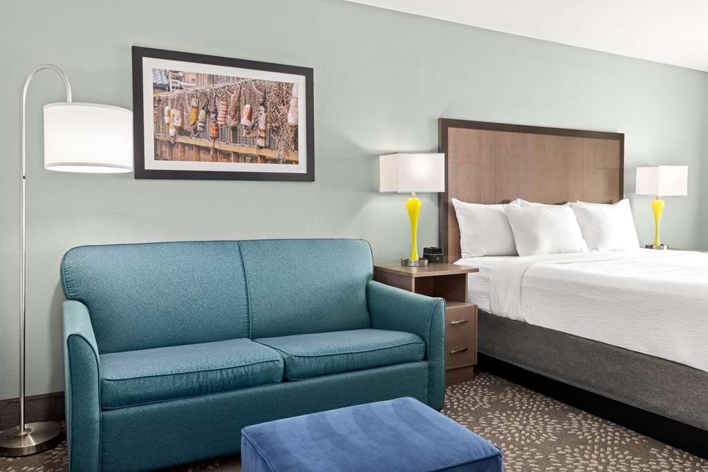 La Quinta Inn & Suites by Wyndham Newport - photo 23