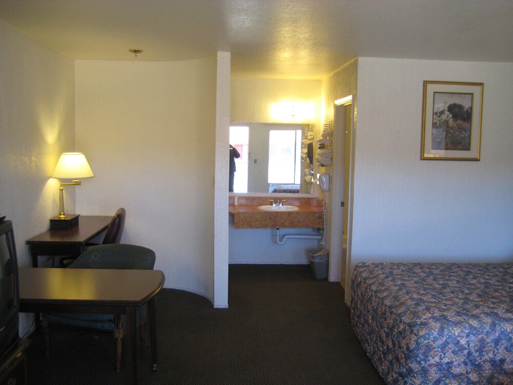 El Capitan Motel - photo 14