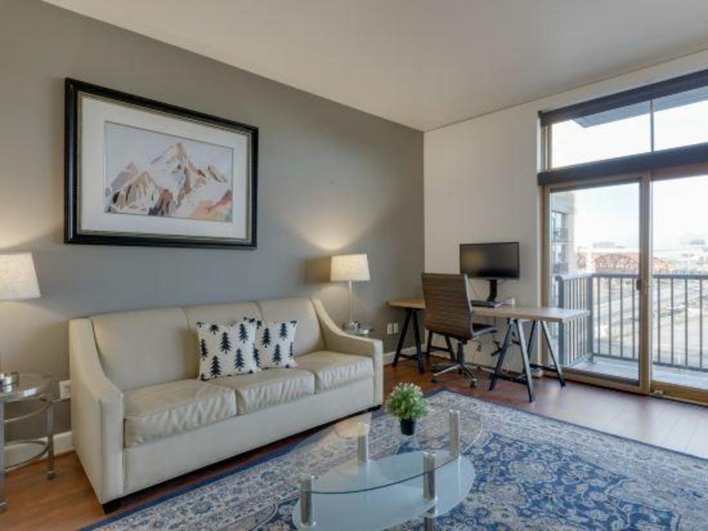 Spacious Downtown Location great for work and relaxing - photo 48