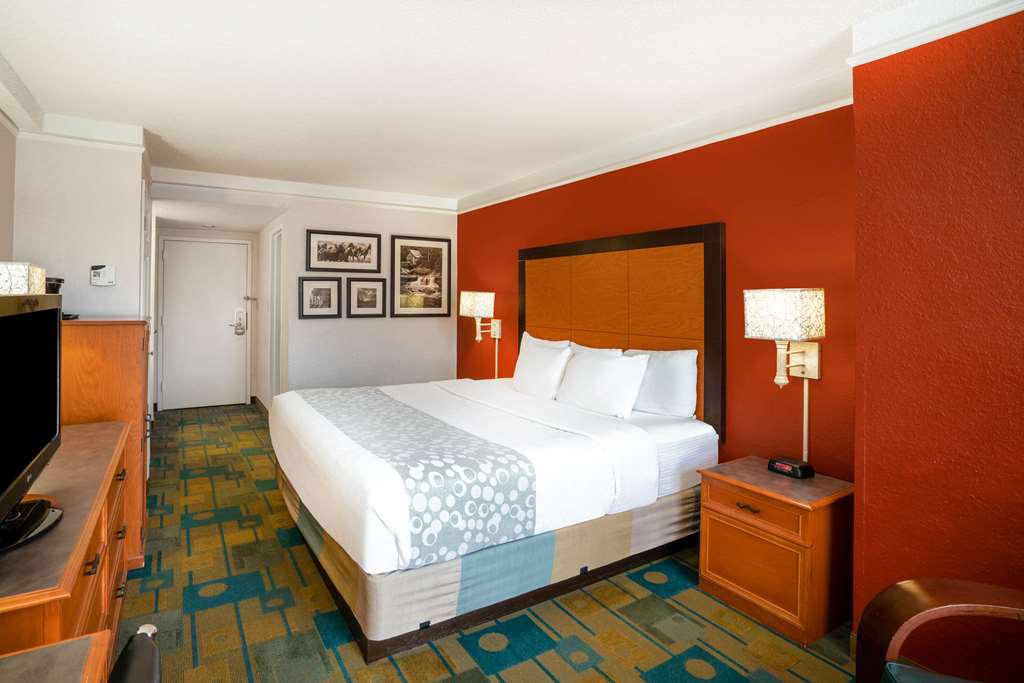 La Quinta Inn & Suites by Wyndham Nashville Airport Opryland - photo 32