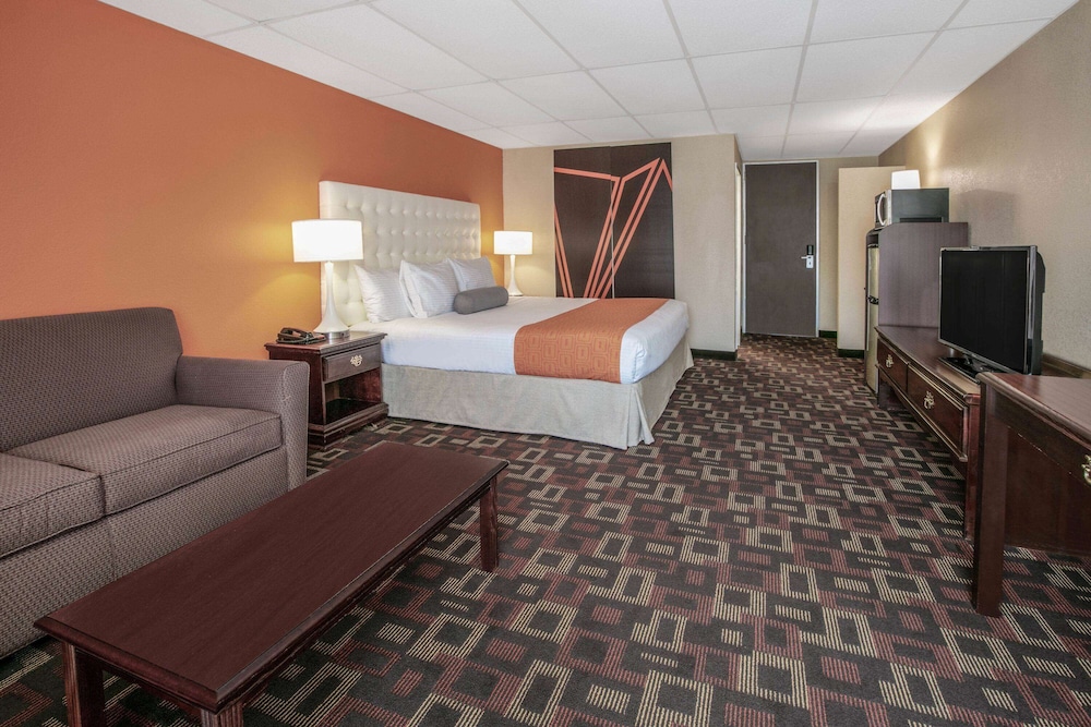 Howard Johnson by Wyndham Oklahoma City Airport Fairgrounds - photo 2