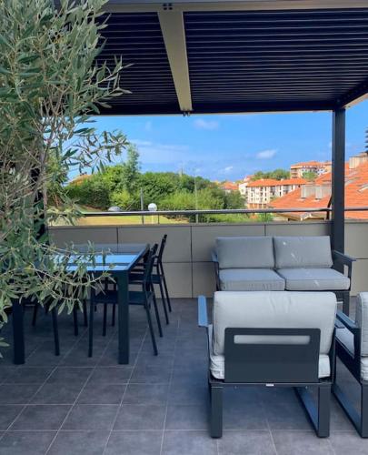 Atico con esplAcndida terraza - carbon neutral hotel in Comillas