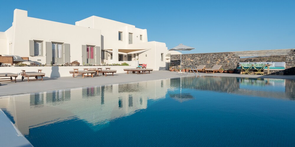 Home of Lilies — 4-Star Luxury Hotel in Fira, Greece