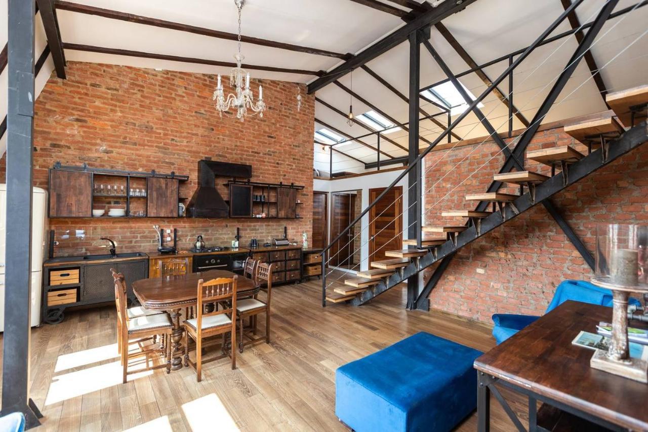 Vintage Mezzanine Apt in City Center By Wehost — 4-Star Luxury Hotel in Tbilisi, Georgia