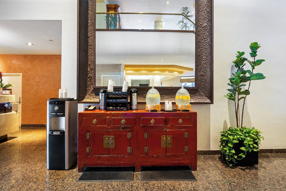 Luana Waikiki Hotel & Suites - photo 9